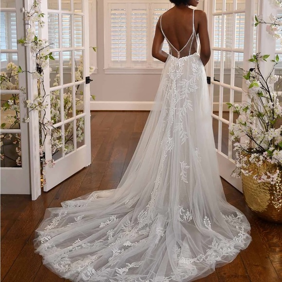 Elegant White Lace Wedding Dress - Picture 4 of 8